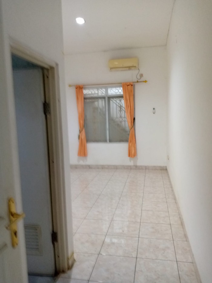 Rumah Disewakan Semi Furnished di Taman Napoli Lippo Cikarang